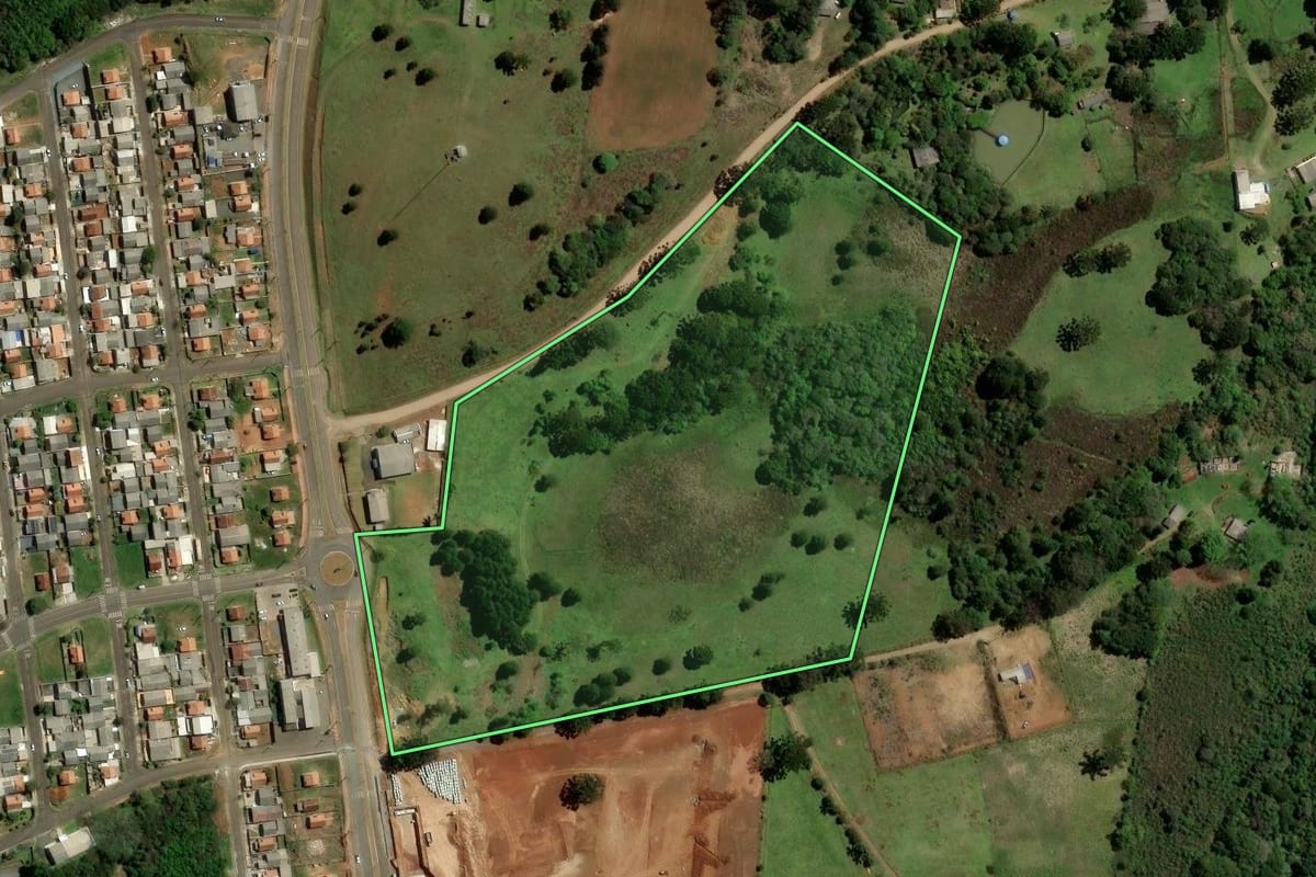 Imagem de satélite do imóvel rural em Guarapuava (PR), com o contorno declarado no CAR desenhado por cima.