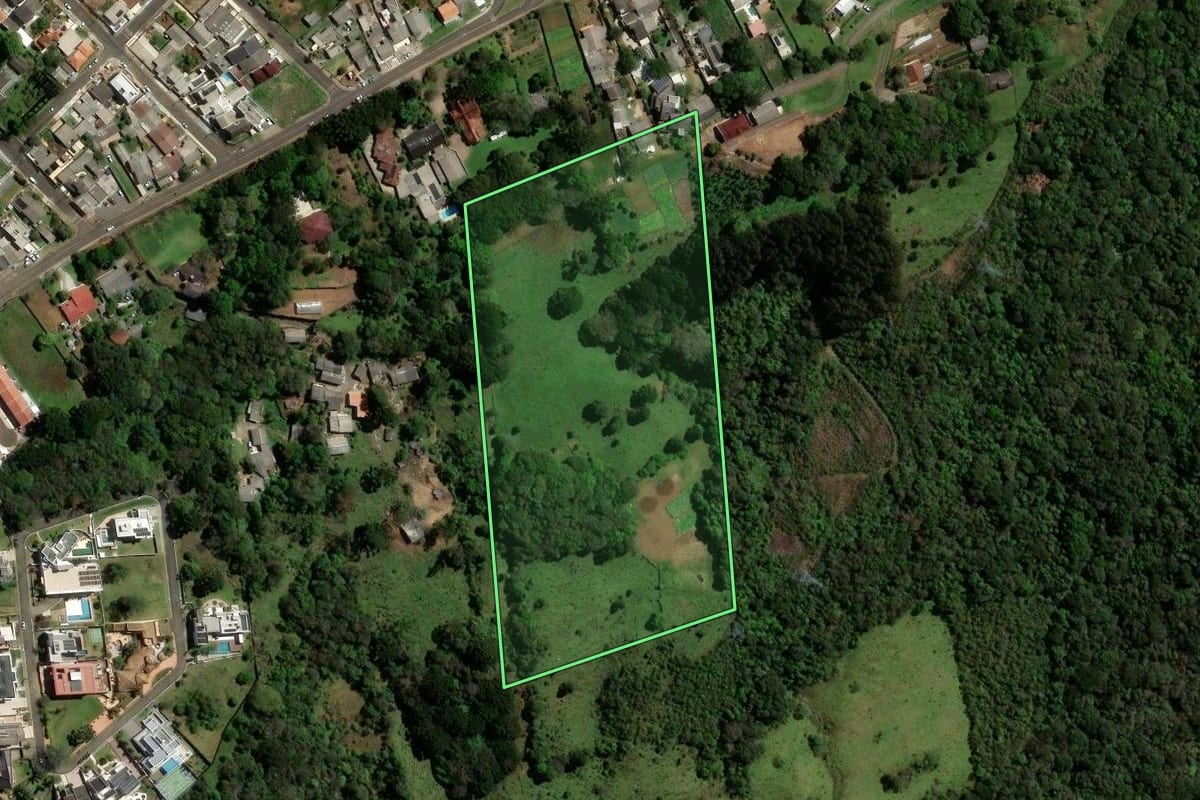Imagem de satélite do imóvel rural em Guarapuava (PR), com o contorno declarado no CAR desenhado por cima.
