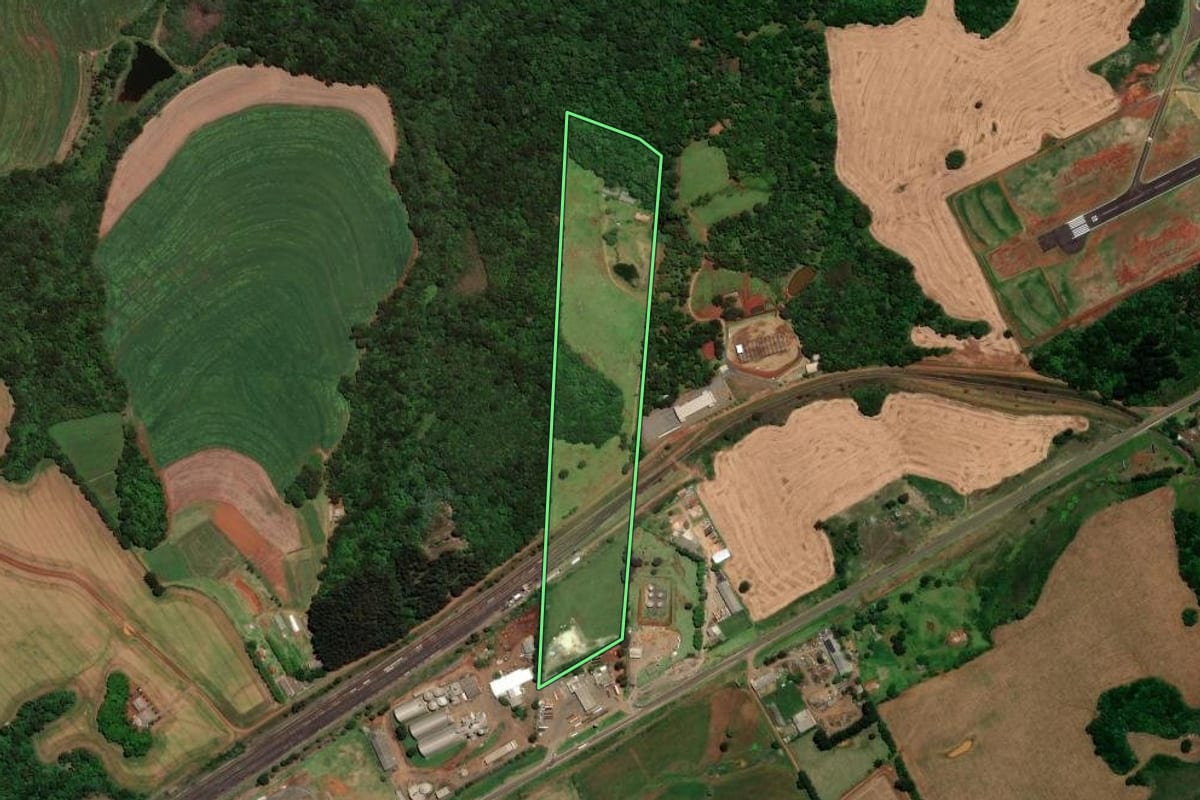 Imagem de satélite do imóvel rural em Guarapuava (PR), com o contorno declarado no CAR desenhado por cima.