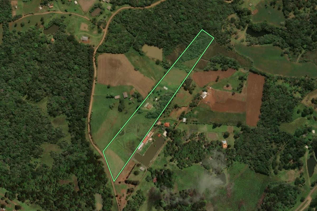 Imagem de satélite do imóvel rural em Guarapuava (PR), com o contorno declarado no CAR desenhado por cima.