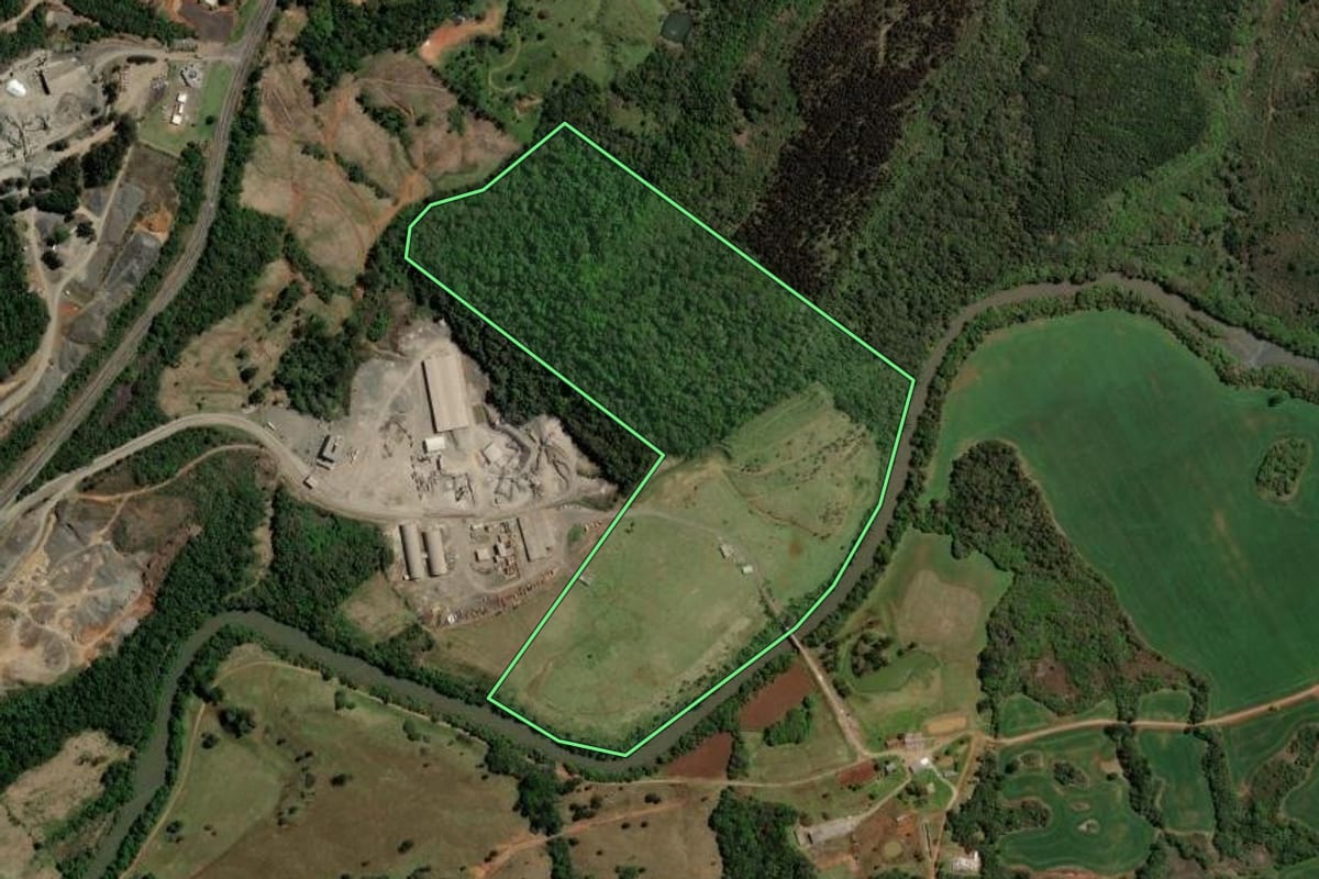 Imagem de satélite do imóvel rural em Guarapuava (PR), com o contorno declarado no CAR desenhado por cima.