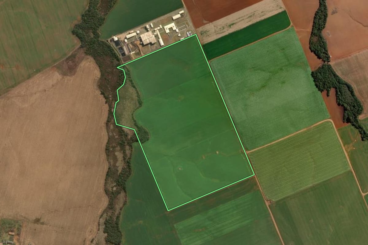 Imagem de satélite do imóvel rural em Guarapuava (PR), com o contorno declarado no CAR desenhado por cima.