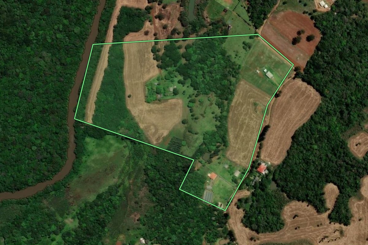 Imagem de satélite do imóvel rural em Guarapuava (PR), com o contorno declarado no CAR desenhado por cima.