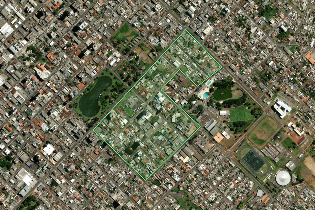 Imagem de satélite do imóvel rural em Guarapuava (PR), com o contorno declarado no CAR desenhado por cima.