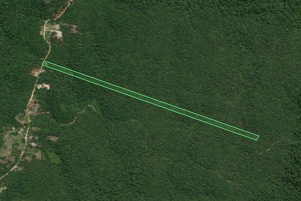 Imagem de satélite do imóvel rural em Guaratuba (PR), com o contorno declarado no CAR desenhado por cima.