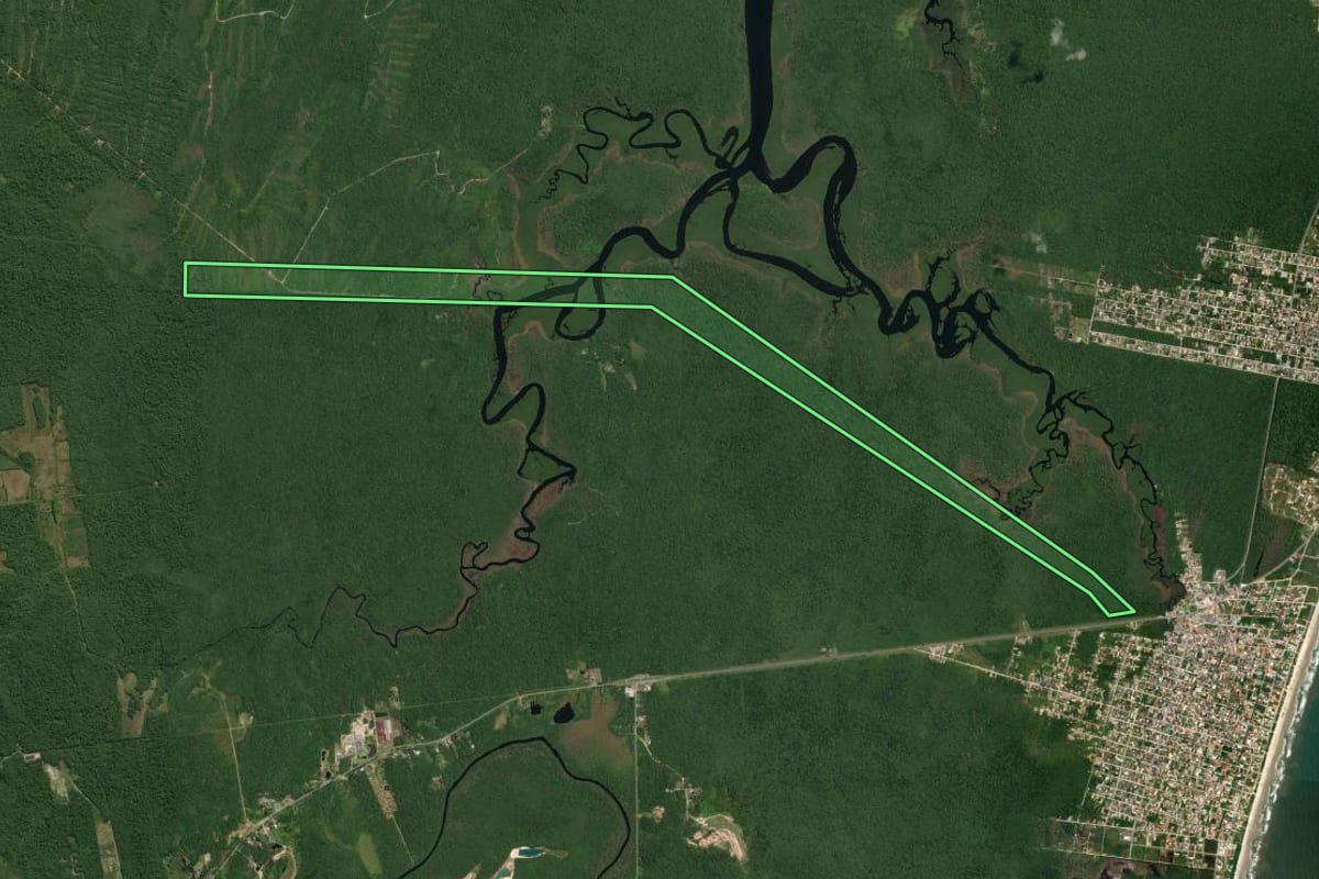 Imagem de satélite do imóvel rural em Guaratuba (PR), com o contorno declarado no CAR desenhado por cima.