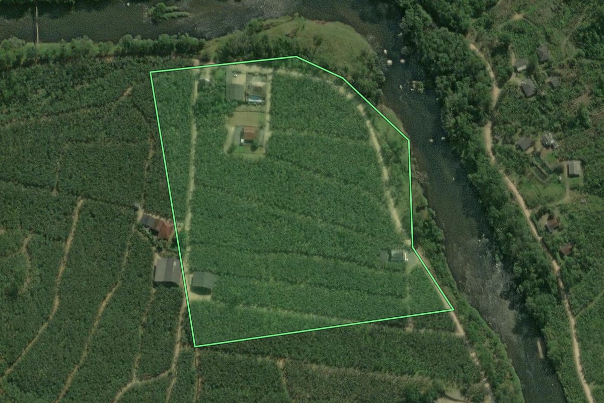 Imagem de satélite do imóvel rural em Guaratuba (PR), com o contorno declarado no CAR desenhado por cima.