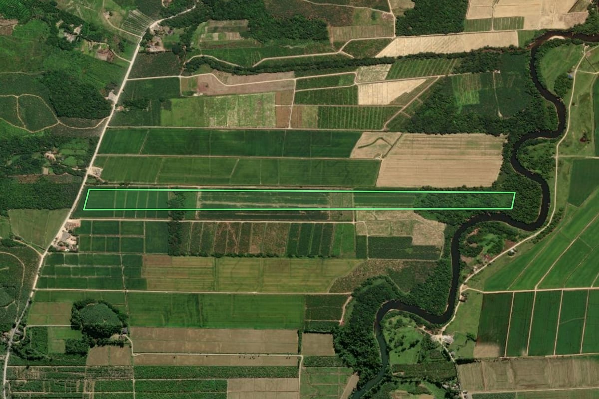 Imagem de satélite do imóvel rural em Guaratuba (PR), com o contorno declarado no CAR desenhado por cima.