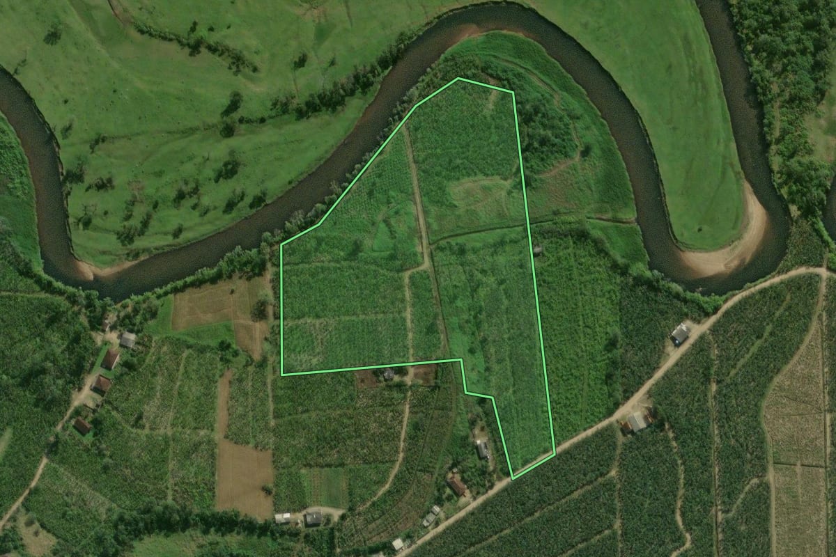 Imagem de satélite do imóvel rural em Guaratuba (PR), com o contorno declarado no CAR desenhado por cima.