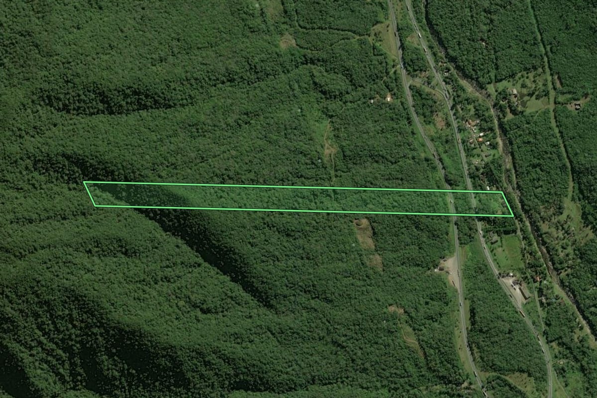 Imagem de satélite do imóvel rural em Guaratuba (PR), com o contorno declarado no CAR desenhado por cima.