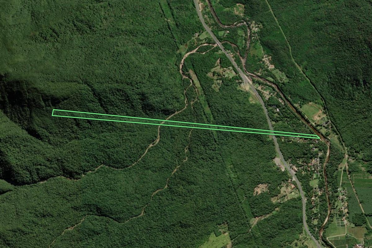 Imagem de satélite do imóvel rural em Guaratuba (PR), com o contorno declarado no CAR desenhado por cima.