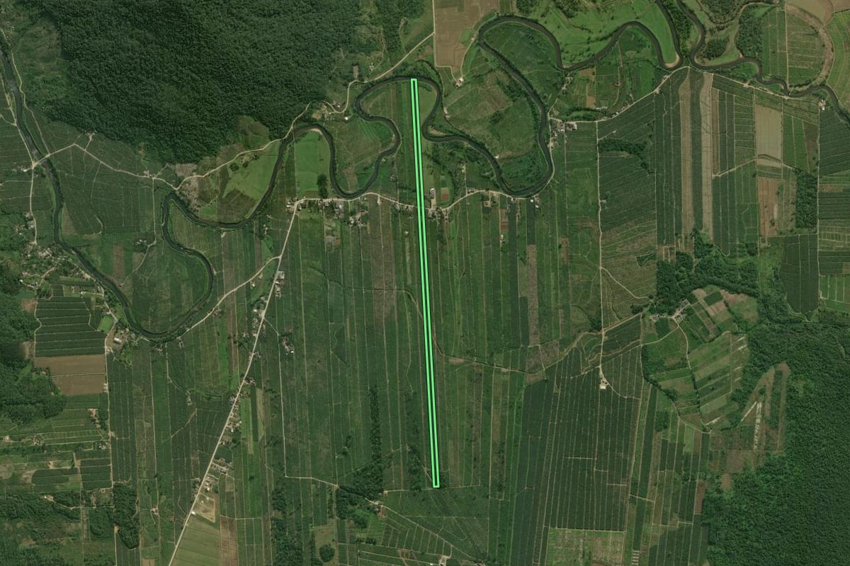 Imagem de satélite do imóvel rural em Guaratuba (PR), com o contorno declarado no CAR desenhado por cima.