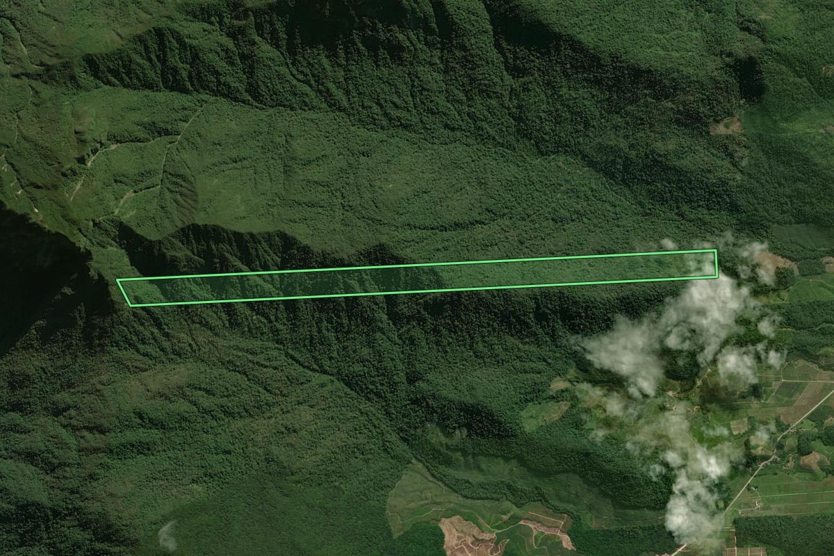 Imagem de satélite do imóvel rural em Guaratuba (PR), com o contorno declarado no CAR desenhado por cima.