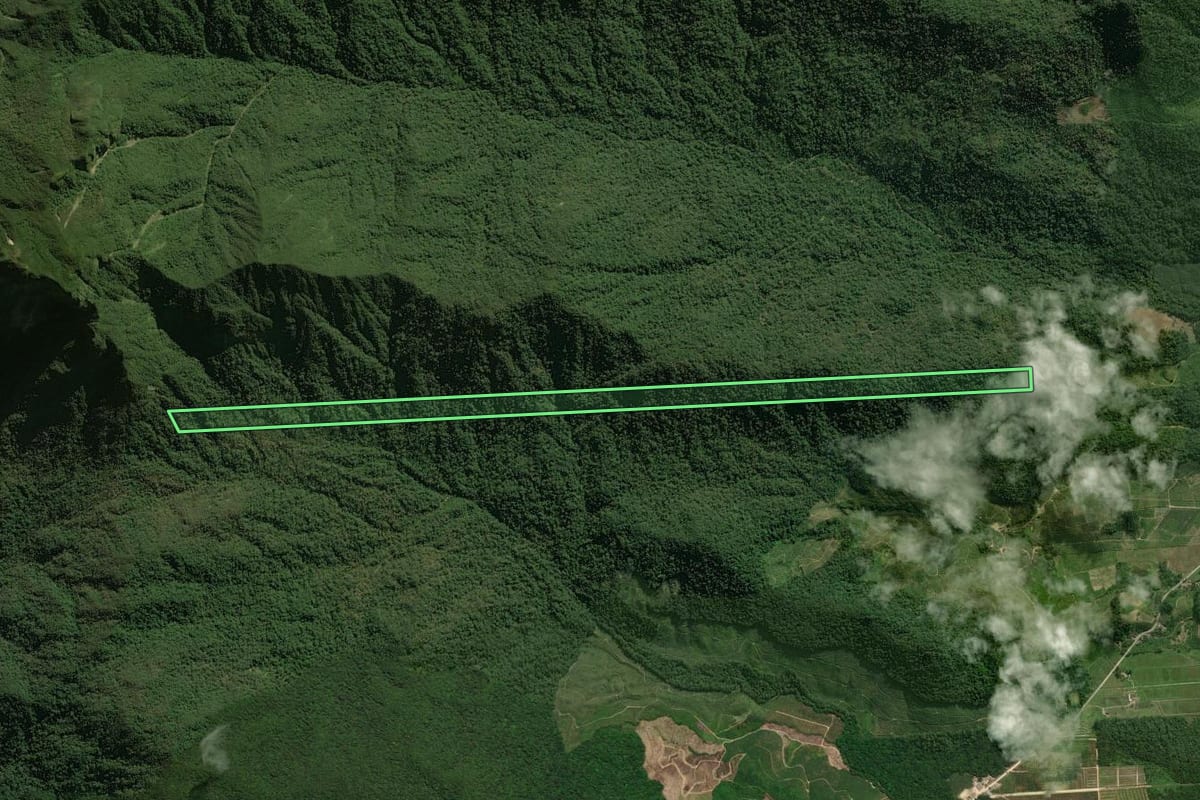 Imagem de satélite do imóvel rural em Guaratuba (PR), com o contorno declarado no CAR desenhado por cima.