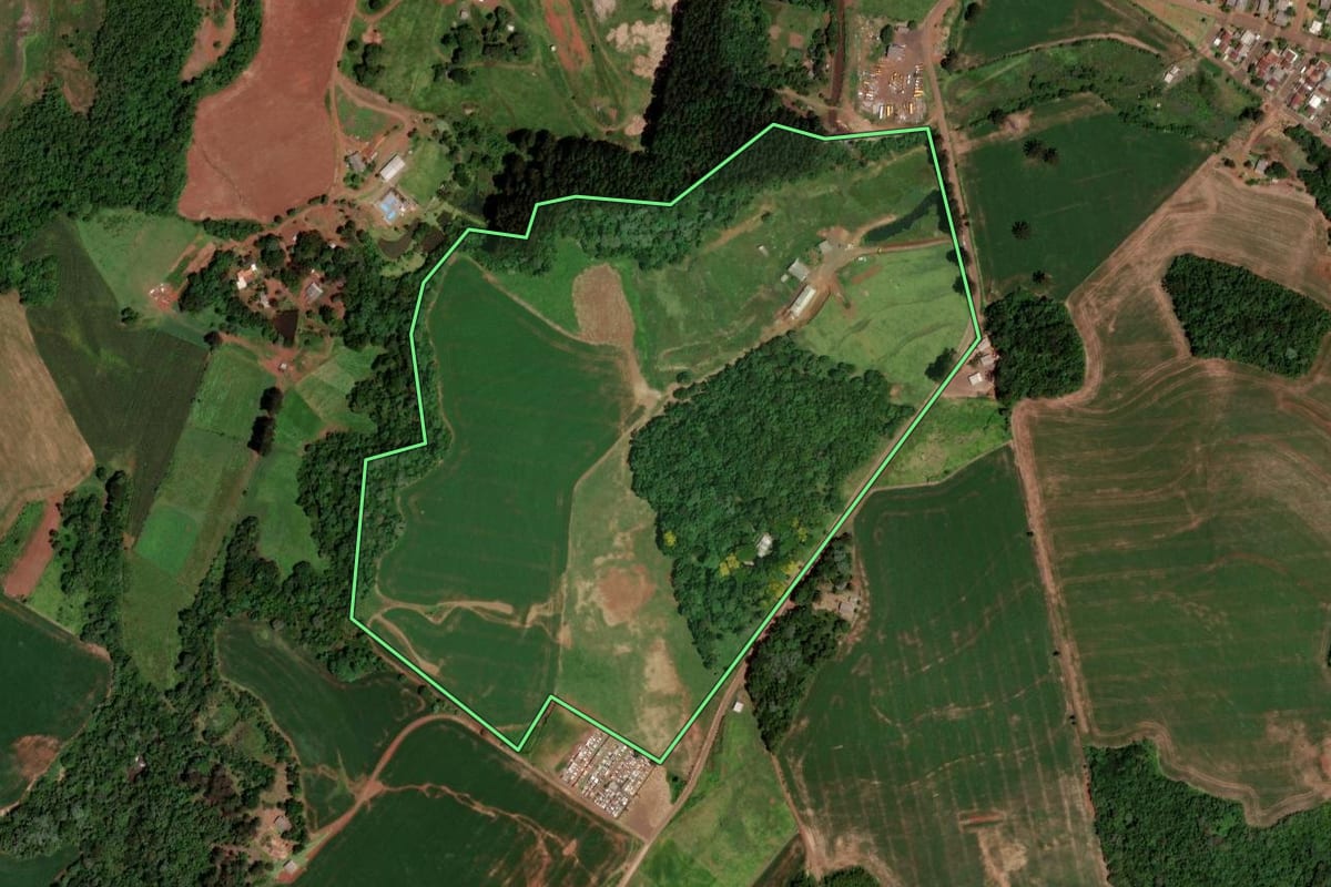 Imagem de satélite do imóvel rural em Honório Serpa (PR), com o contorno declarado no CAR desenhado por cima.
