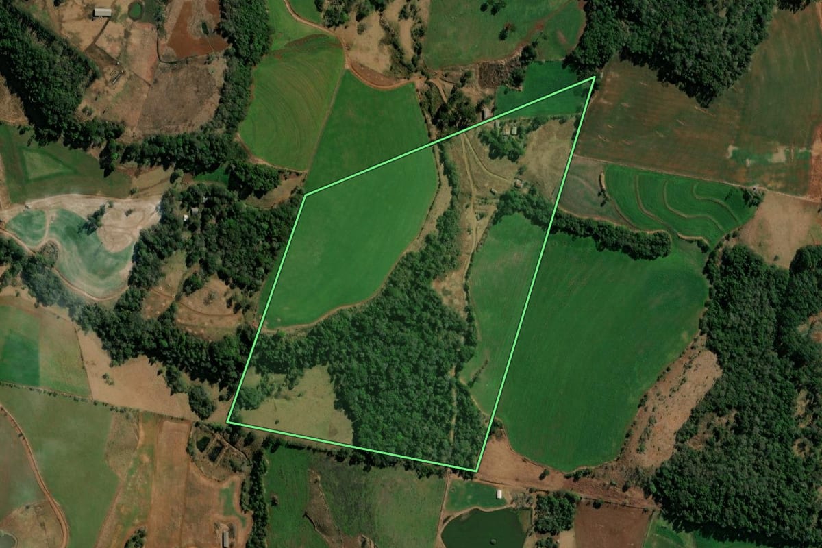 Imagem de satélite do imóvel rural em Honório Serpa (PR), com o contorno declarado no CAR desenhado por cima.