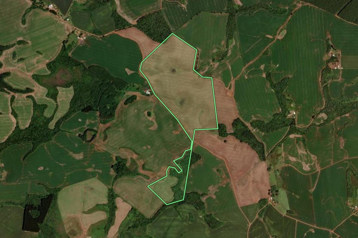 Imagem de satélite do imóvel rural em Honório Serpa (PR), com o contorno declarado no CAR desenhado por cima.