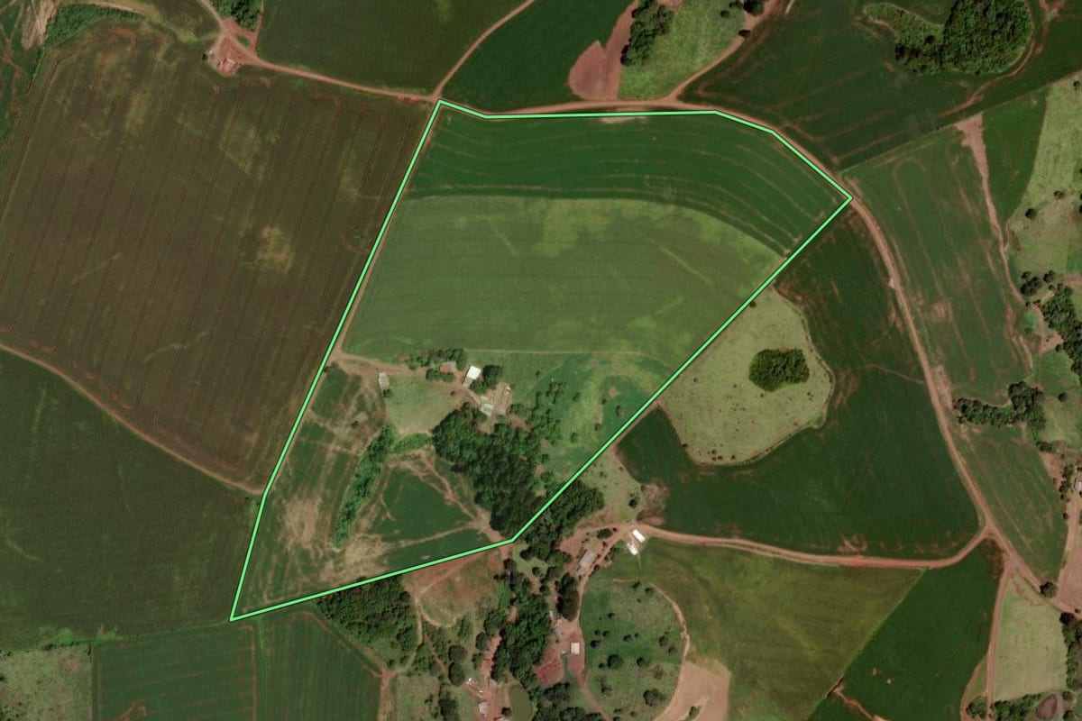 Imagem de satélite do imóvel rural em Honório Serpa (PR), com o contorno declarado no CAR desenhado por cima.