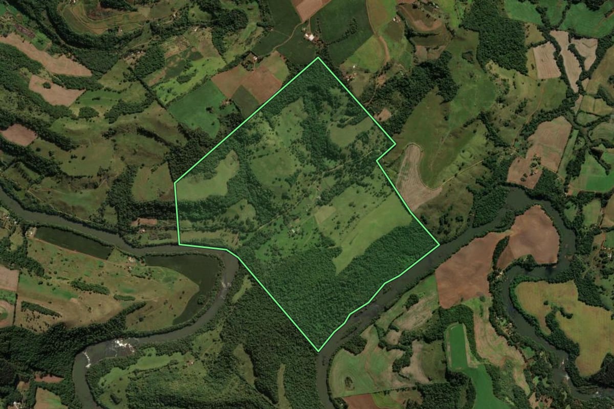 Imagem de satélite do imóvel rural em Honório Serpa (PR), com o contorno declarado no CAR desenhado por cima.