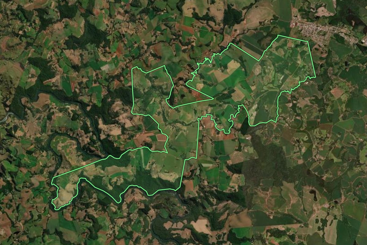 Imagem de satélite do imóvel rural em Honório Serpa (PR), com o contorno declarado no CAR desenhado por cima.