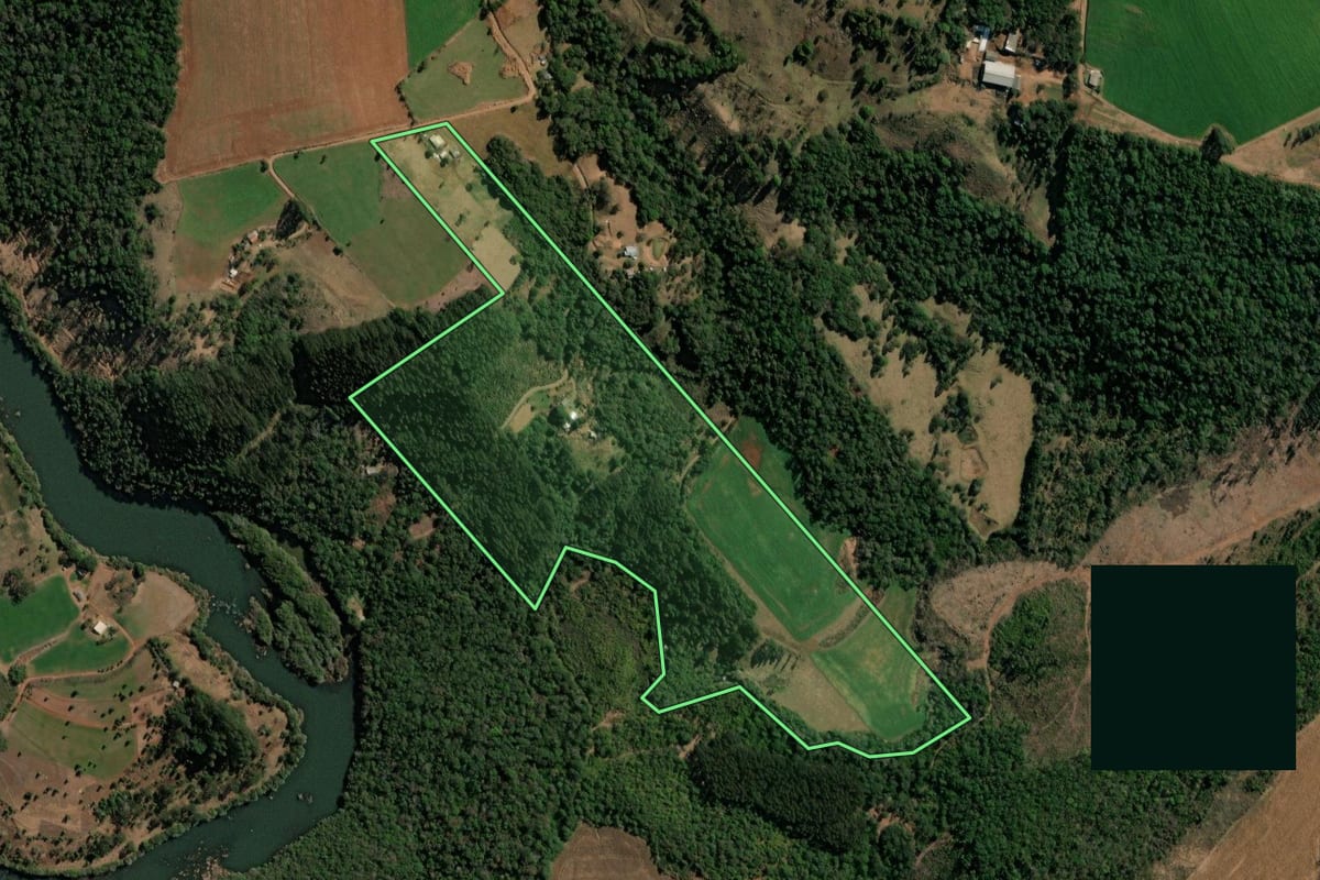 Imagem de satélite do imóvel rural em Honório Serpa (PR), com o contorno declarado no CAR desenhado por cima.