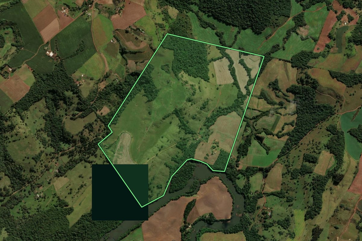 Imagem de satélite do imóvel rural em Honório Serpa (PR), com o contorno declarado no CAR desenhado por cima.