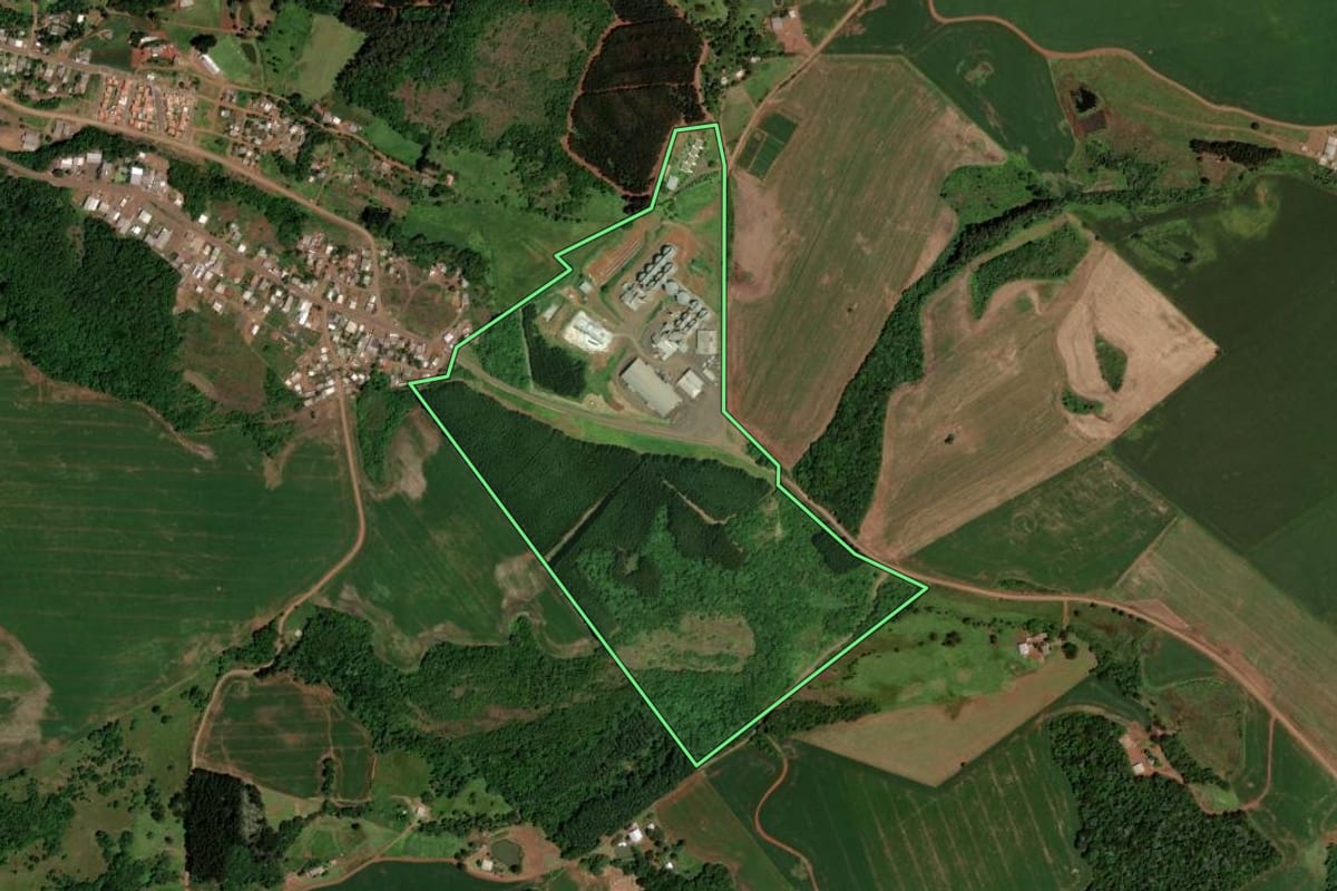 Imagem de satélite do imóvel rural em Honório Serpa (PR), com o contorno declarado no CAR desenhado por cima.