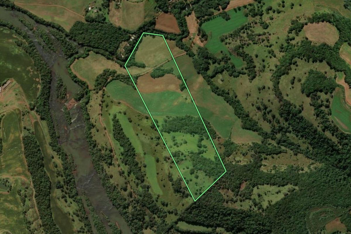 Imagem de satélite do imóvel rural em Honório Serpa (PR), com o contorno declarado no CAR desenhado por cima.