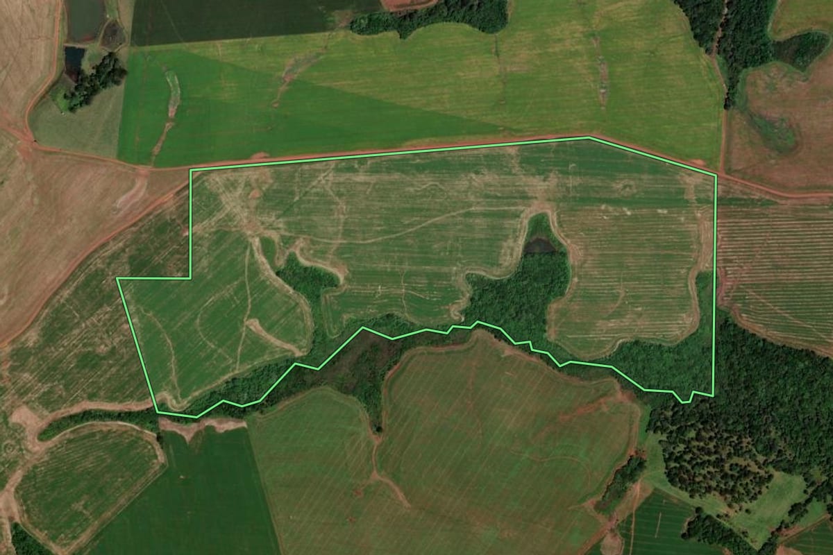 Imagem de satélite do imóvel rural em Honório Serpa (PR), com o contorno declarado no CAR desenhado por cima.