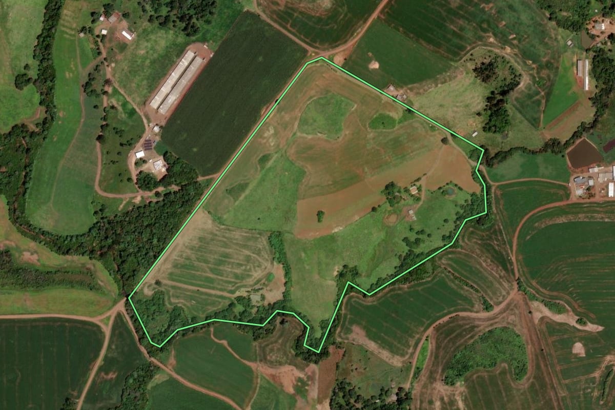 Imagem de satélite do imóvel rural em Honório Serpa (PR), com o contorno declarado no CAR desenhado por cima.