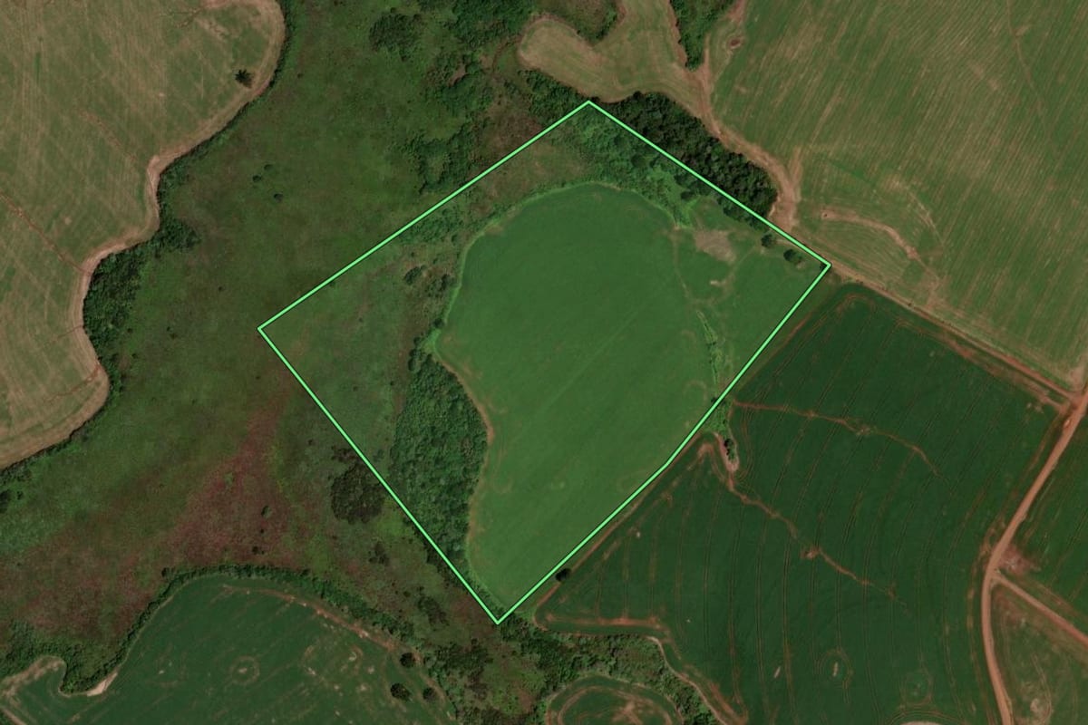 Imagem de satélite do imóvel rural em Honório Serpa (PR), com o contorno declarado no CAR desenhado por cima.