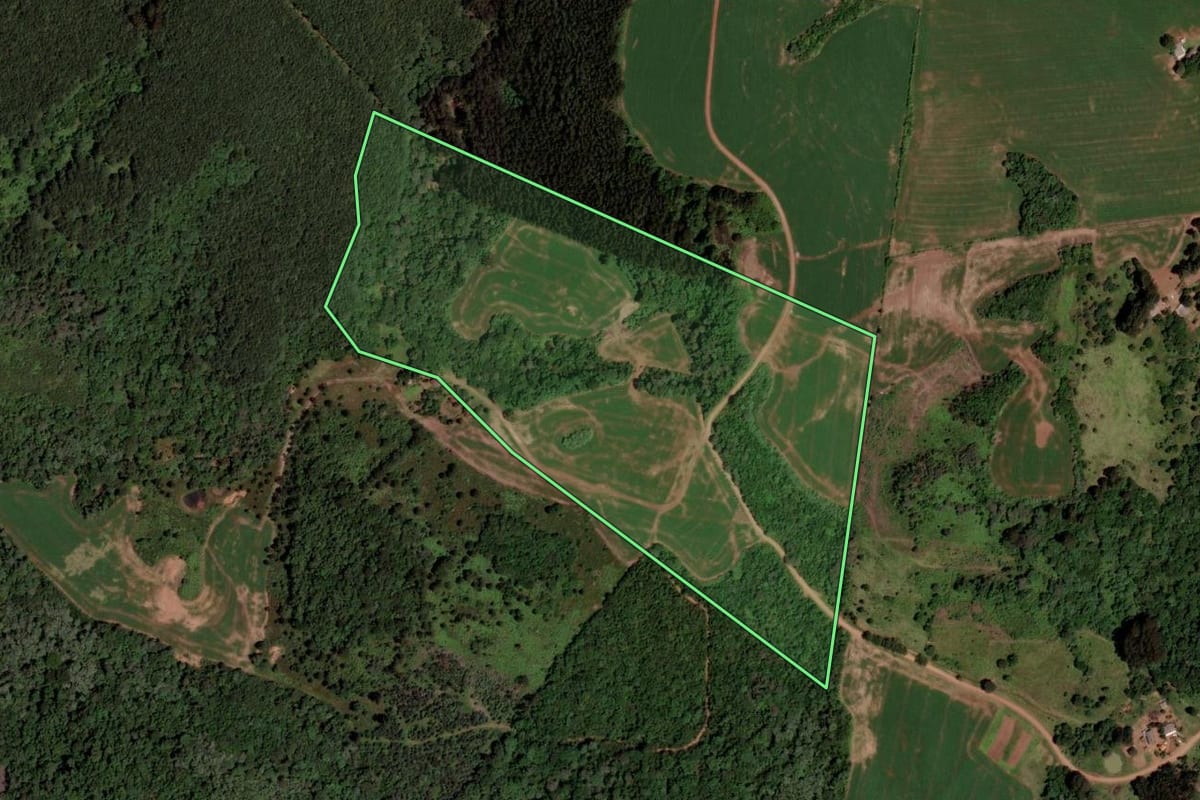 Imagem de satélite do imóvel rural em Honório Serpa (PR), com o contorno declarado no CAR desenhado por cima.