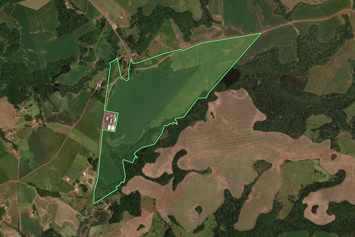 Imagem de satélite do imóvel rural em Honório Serpa (PR), com o contorno declarado no CAR desenhado por cima.