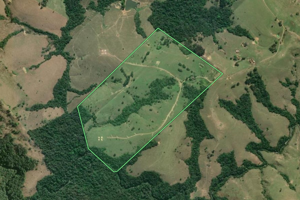 Imagem de satélite do imóvel rural em Ibaiti (PR), com o contorno declarado no CAR desenhado por cima.