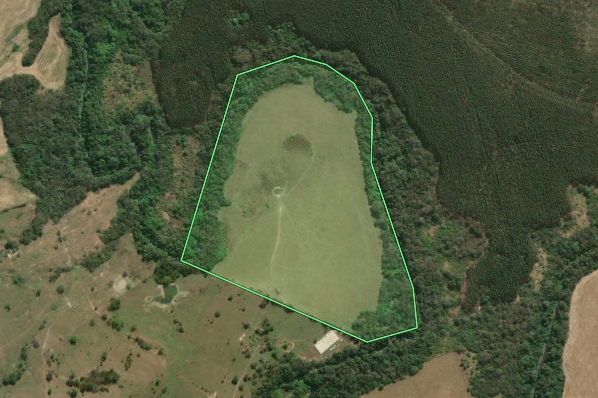 Imagem de satélite do imóvel rural em Ibaiti (PR), com o contorno declarado no CAR desenhado por cima.