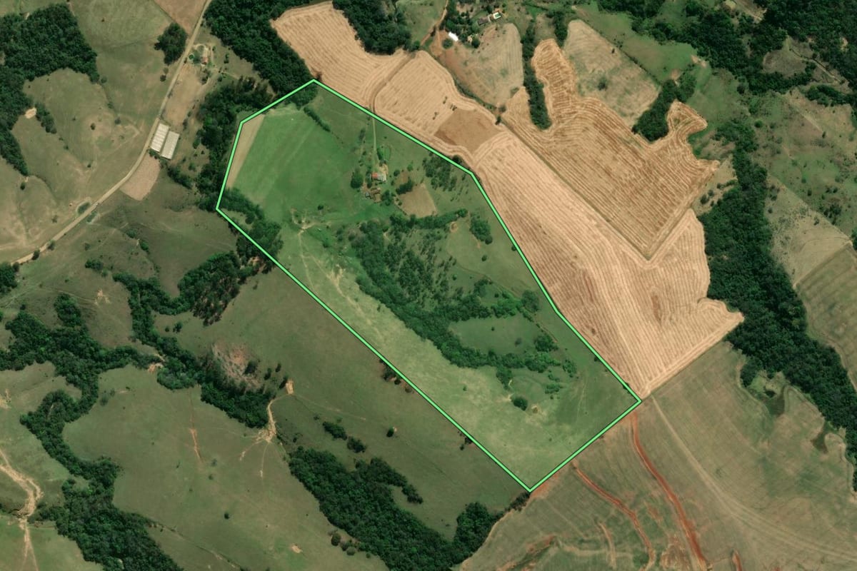 Imagem de satélite do imóvel rural em Ibaiti (PR), com o contorno declarado no CAR desenhado por cima.