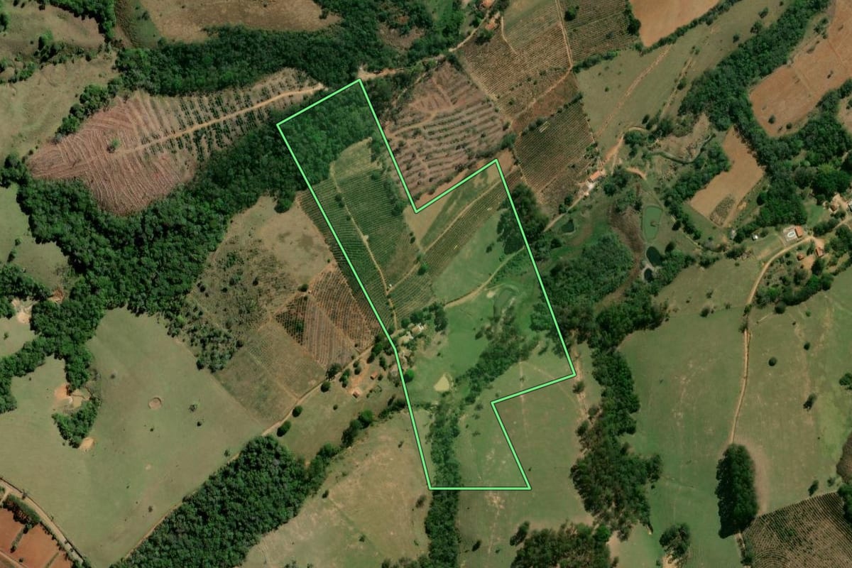Imagem de satélite do imóvel rural em Ibaiti (PR), com o contorno declarado no CAR desenhado por cima.