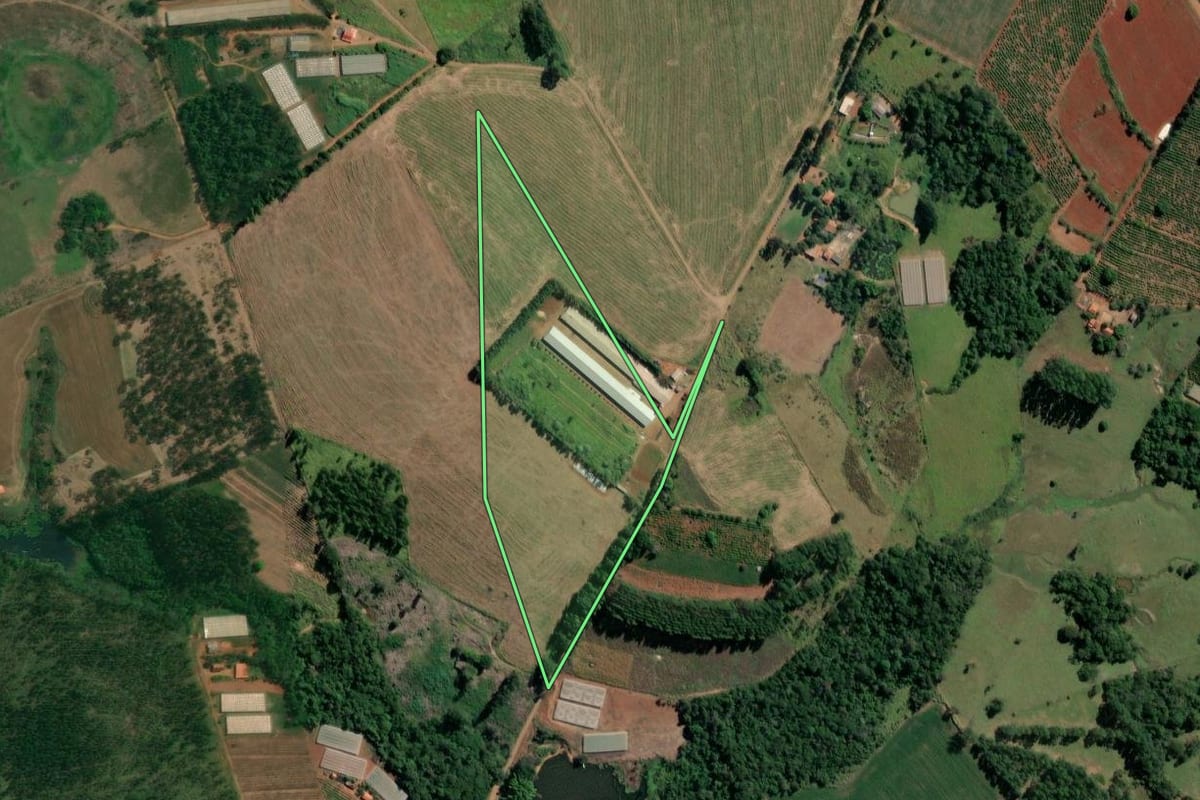 Imagem de satélite do imóvel rural em Ibaiti (PR), com o contorno declarado no CAR desenhado por cima.