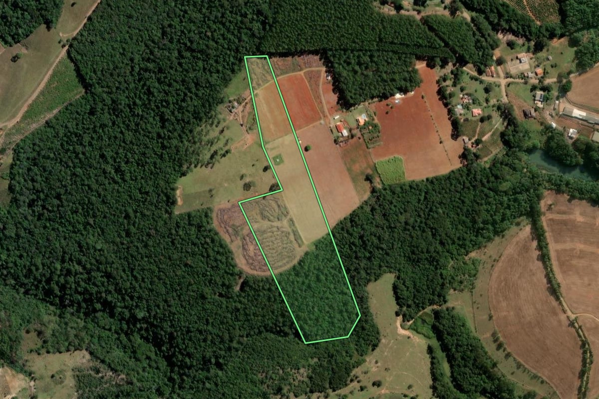 Imagem de satélite do imóvel rural em Ibaiti (PR), com o contorno declarado no CAR desenhado por cima.