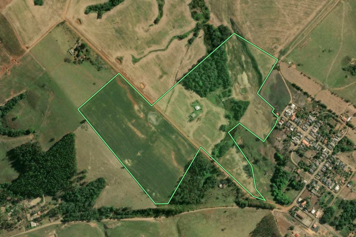 Imagem de satélite do imóvel rural em Ibaiti (PR), com o contorno declarado no CAR desenhado por cima.