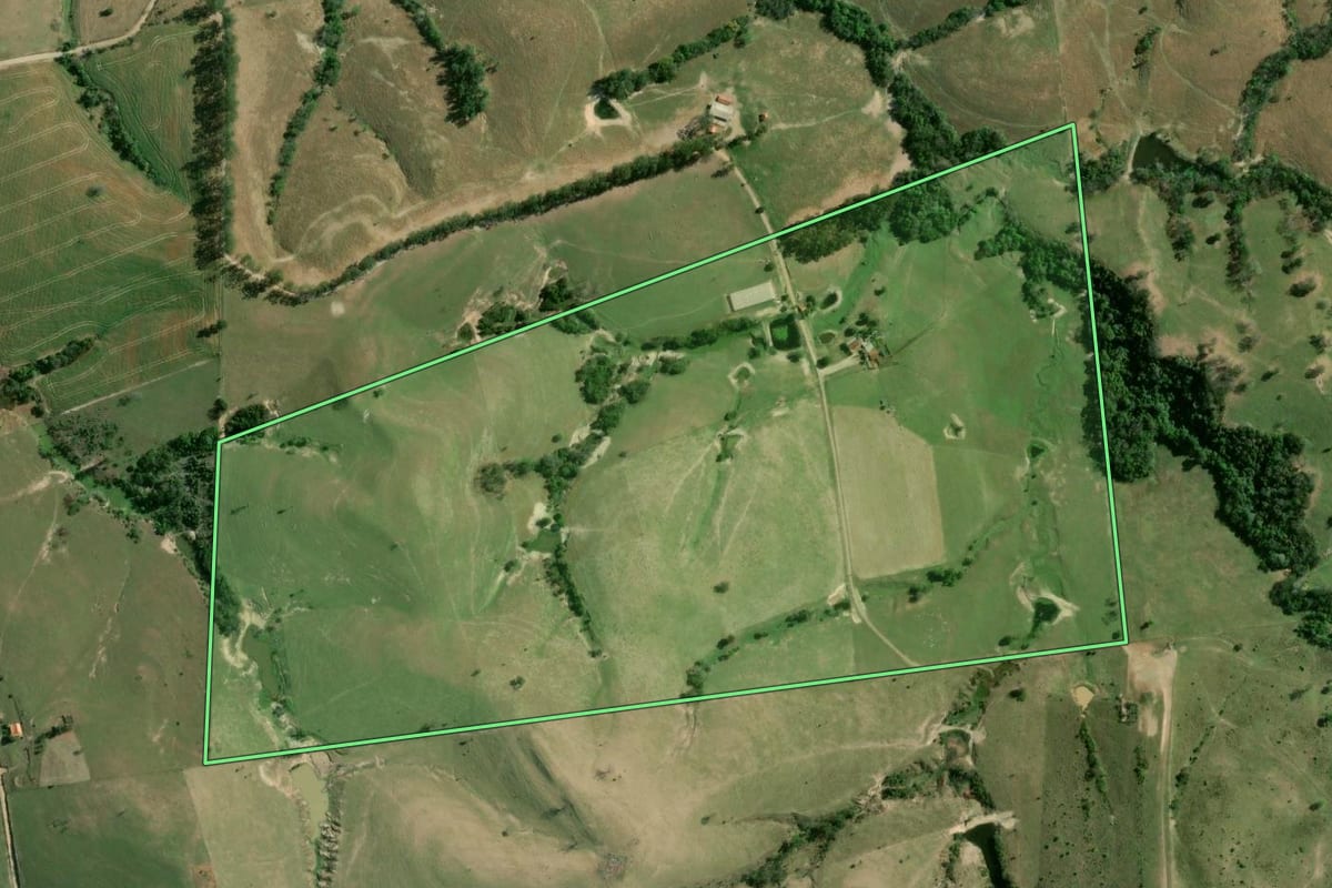 Imagem de satélite do imóvel rural em Ibaiti (PR), com o contorno declarado no CAR desenhado por cima.