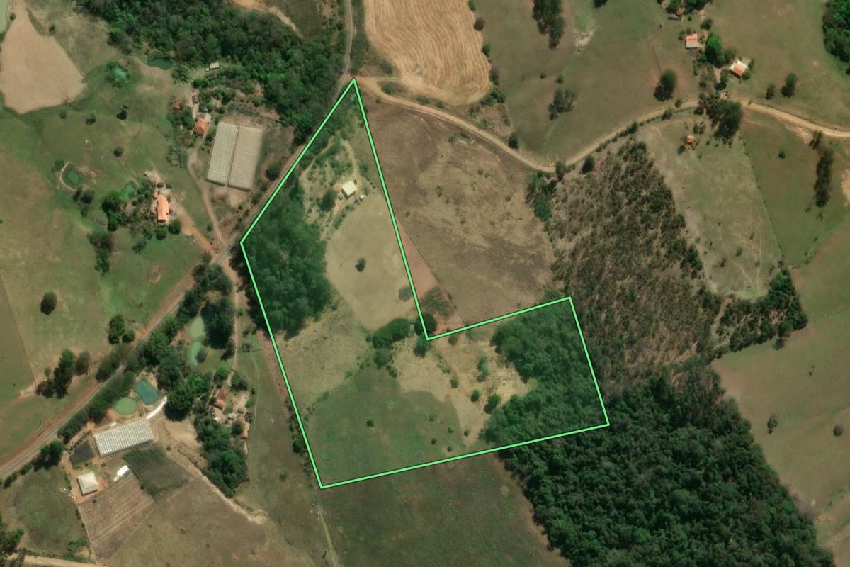 Imagem de satélite do imóvel rural em Ibaiti (PR), com o contorno declarado no CAR desenhado por cima.