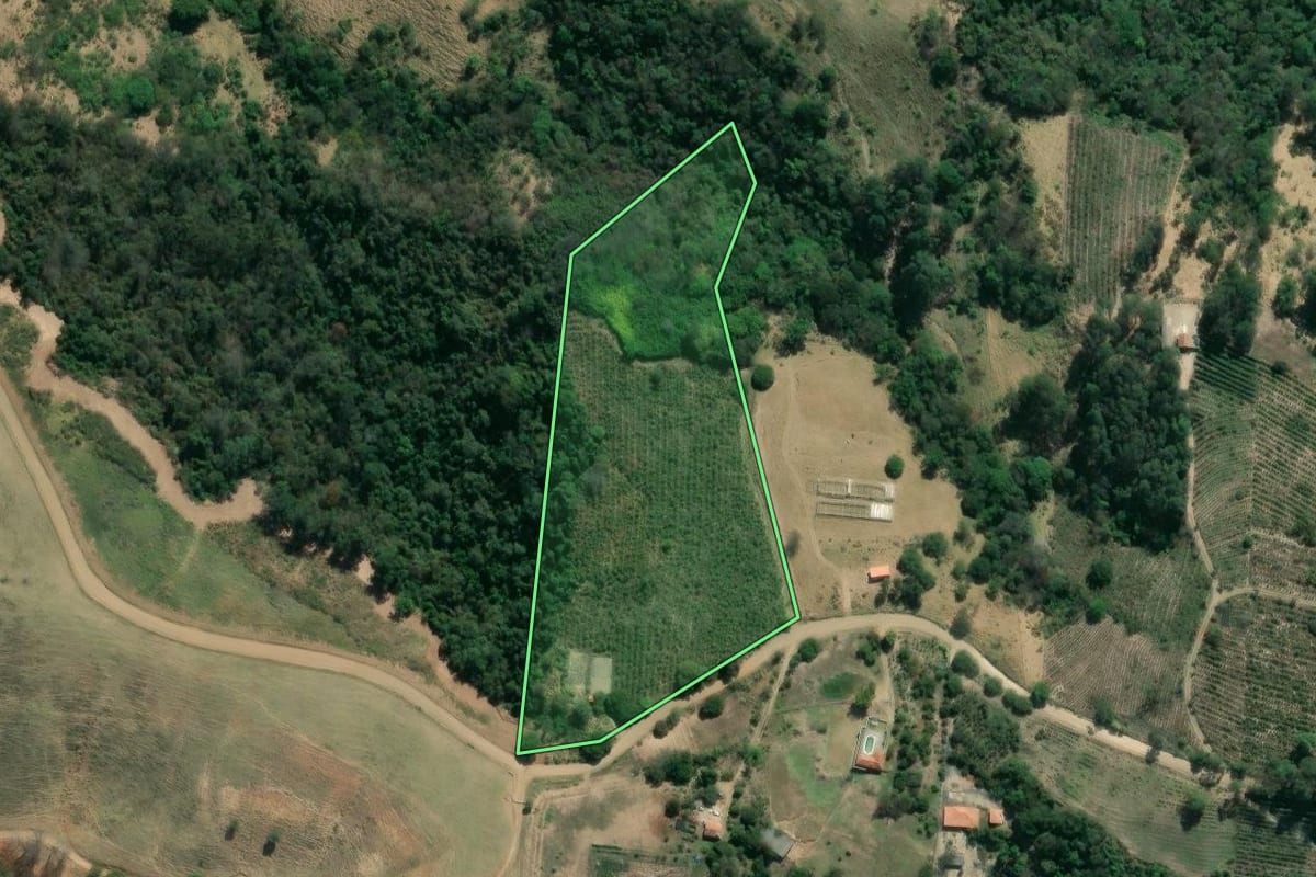 Imagem de satélite do imóvel rural em Ibaiti (PR), com o contorno declarado no CAR desenhado por cima.