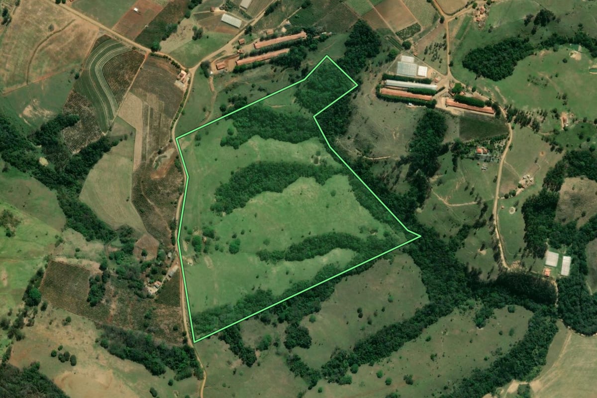 Imagem de satélite do imóvel rural em Ibaiti (PR), com o contorno declarado no CAR desenhado por cima.