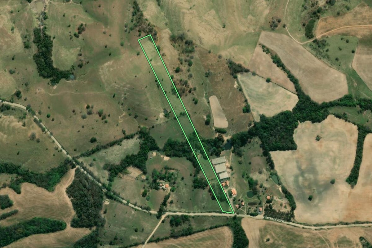 Imagem de satélite do imóvel rural em Ibaiti (PR), com o contorno declarado no CAR desenhado por cima.