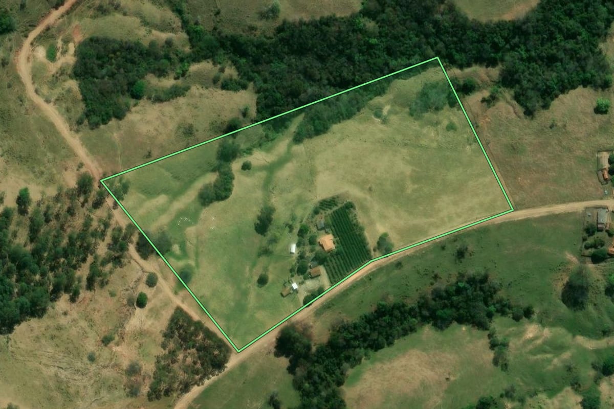 Imagem de satélite do imóvel rural em Ibaiti (PR), com o contorno declarado no CAR desenhado por cima.