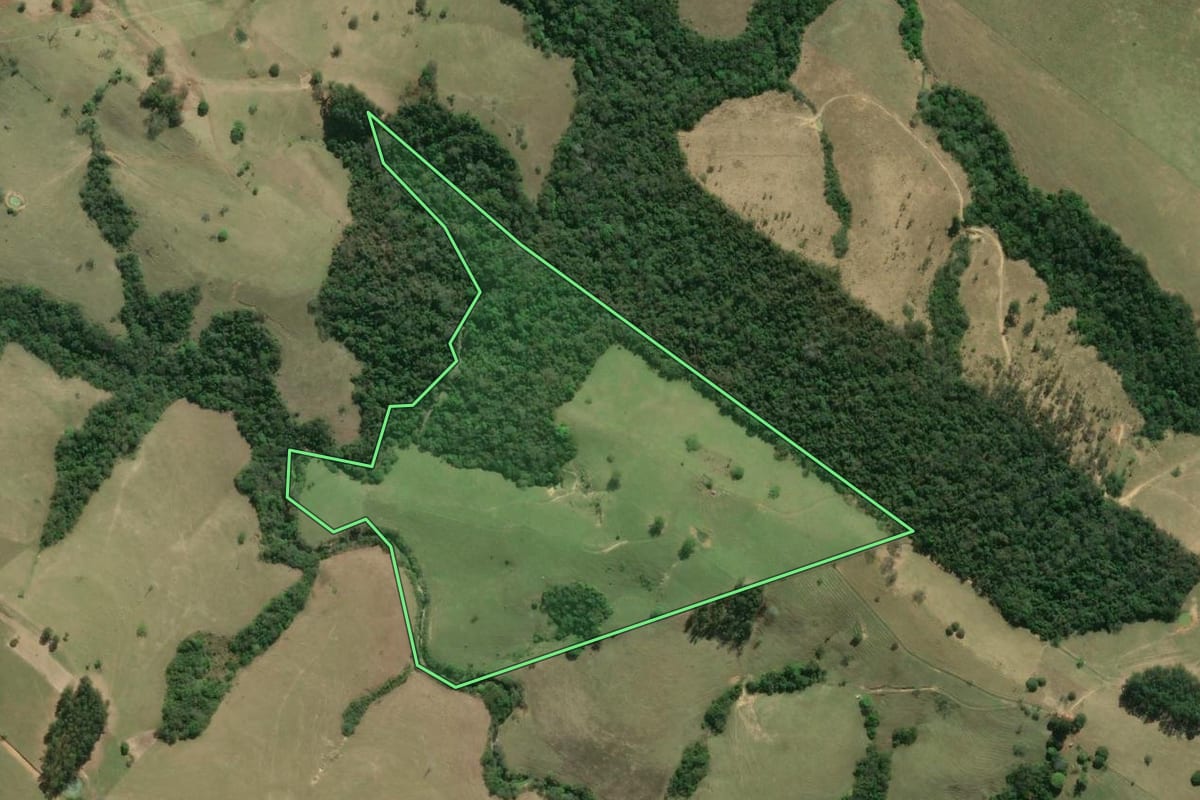 Imagem de satélite do imóvel rural em Ibaiti (PR), com o contorno declarado no CAR desenhado por cima.
