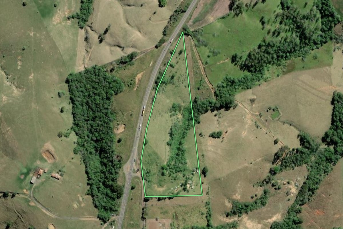 Imagem de satélite do imóvel rural em Ibaiti (PR), com o contorno declarado no CAR desenhado por cima.