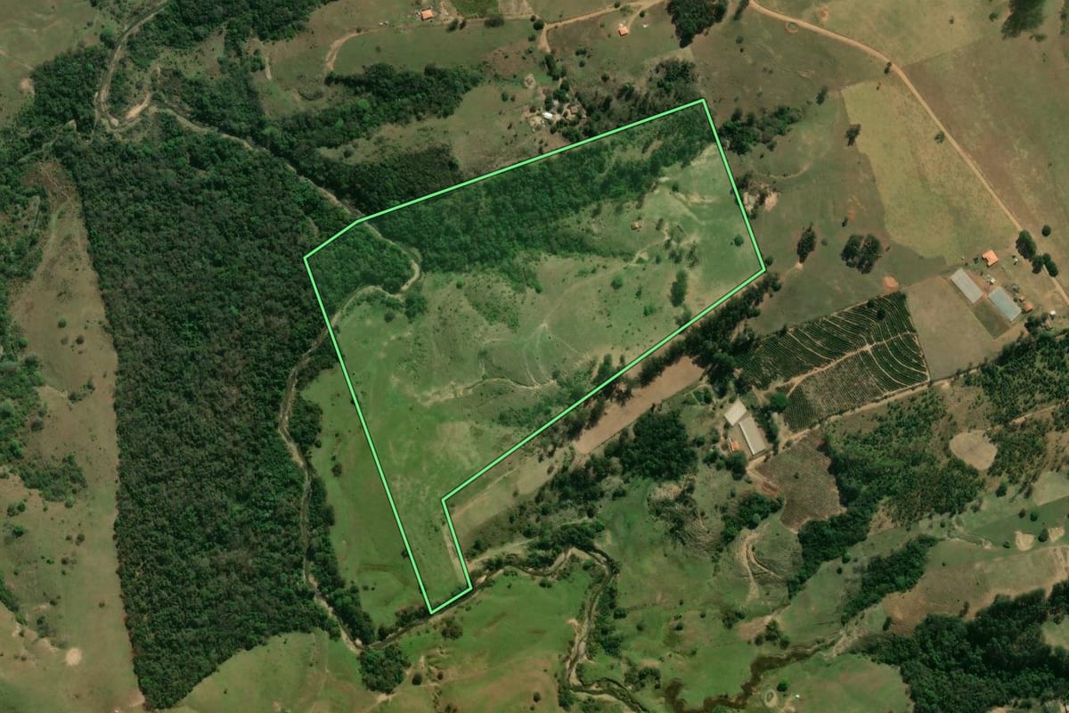 Imagem de satélite do imóvel rural em Ibaiti (PR), com o contorno declarado no CAR desenhado por cima.