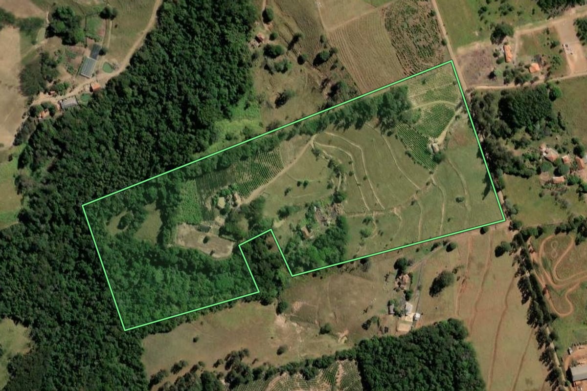 Imagem de satélite do imóvel rural em Ibaiti (PR), com o contorno declarado no CAR desenhado por cima.